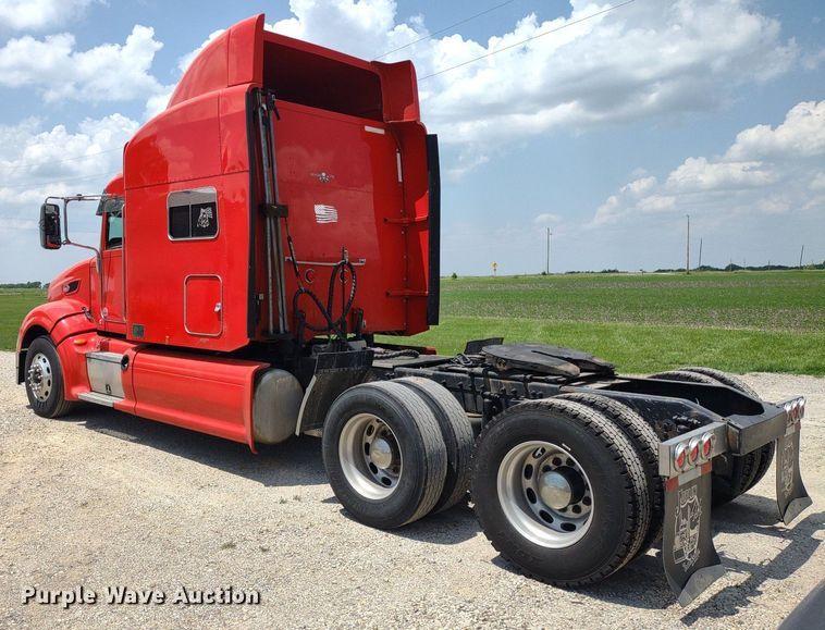 image for item LL9055 2013 Peterbilt 386  semi truck