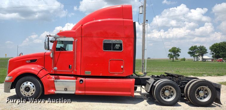 image for item LL9055 2013 Peterbilt 386  semi truck