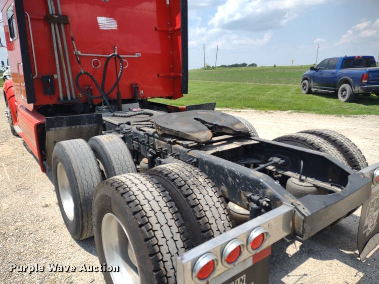 image for item LL9055 2013 Peterbilt 386  semi truck