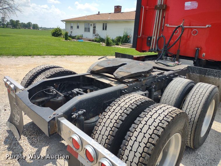 image for item LL9055 2013 Peterbilt 386  semi truck