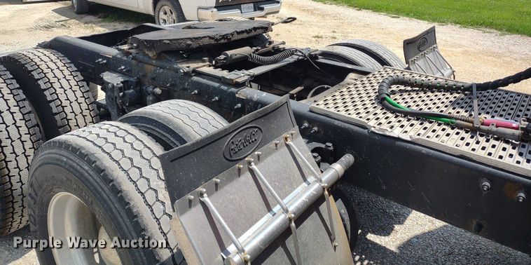 image for item LL9055 2013 Peterbilt 386  semi truck