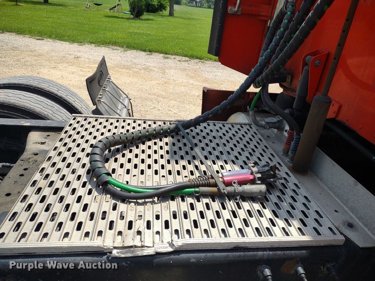 image for item LL9055 2013 Peterbilt 386  semi truck