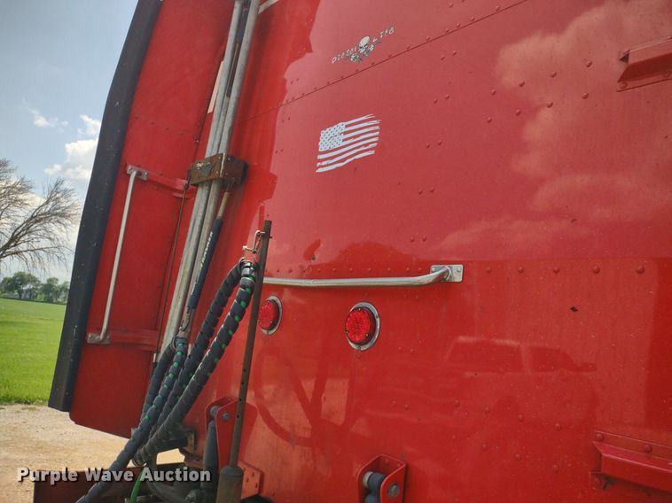 image for item LL9055 2013 Peterbilt 386  semi truck