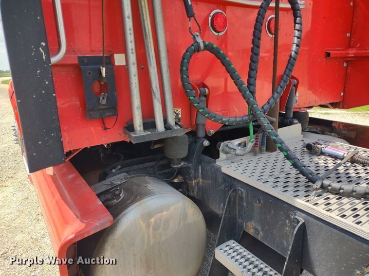 image for item LL9055 2013 Peterbilt 386  semi truck