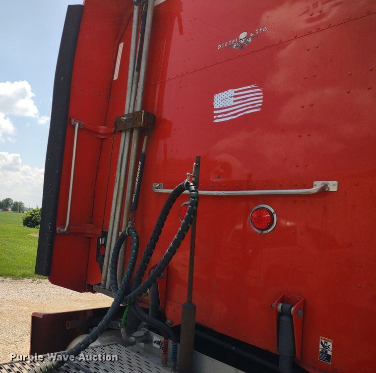 image for item LL9055 2013 Peterbilt 386  semi truck