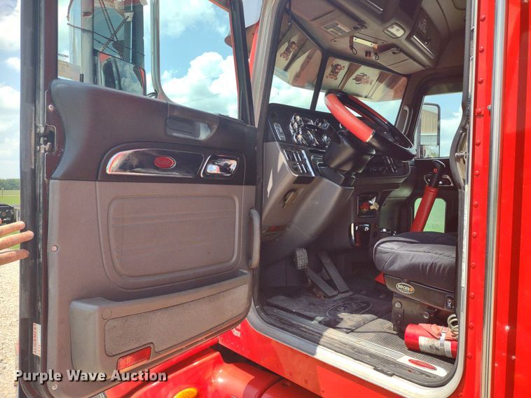 image for item LL9055 2013 Peterbilt 386  semi truck