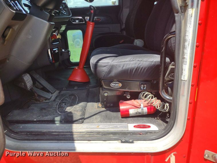 image for item LL9055 2013 Peterbilt 386  semi truck