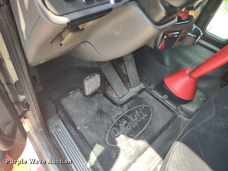 image for item LL9055 2013 Peterbilt 386  semi truck