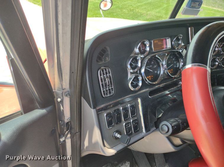 image for item LL9055 2013 Peterbilt 386  semi truck