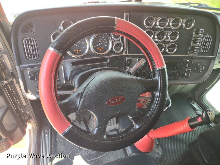 image for item LL9055 2013 Peterbilt 386  semi truck