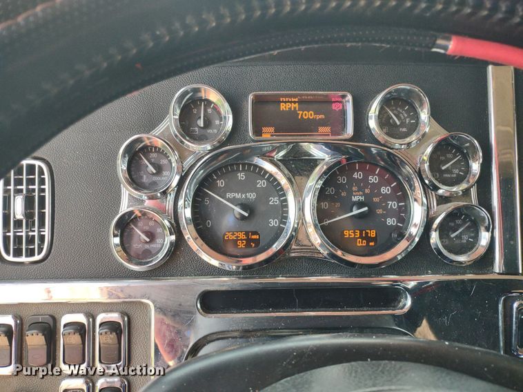 image for item LL9055 2013 Peterbilt 386  semi truck