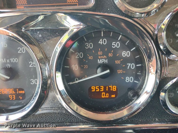 image for item LL9055 2013 Peterbilt 386  semi truck