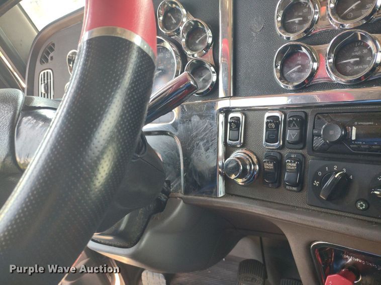 image for item LL9055 2013 Peterbilt 386  semi truck