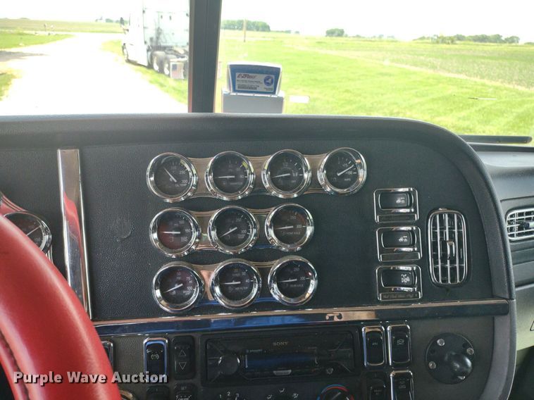 image for item LL9055 2013 Peterbilt 386  semi truck