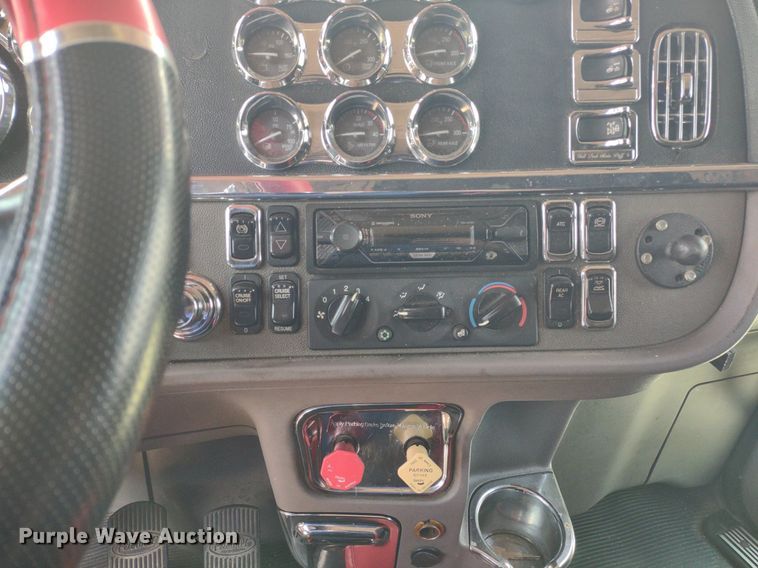 image for item LL9055 2013 Peterbilt 386  semi truck