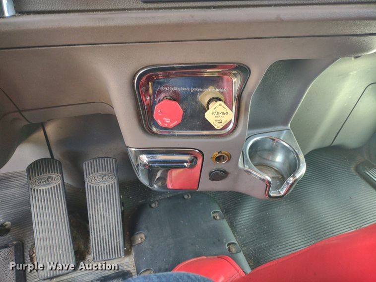 image for item LL9055 2013 Peterbilt 386  semi truck