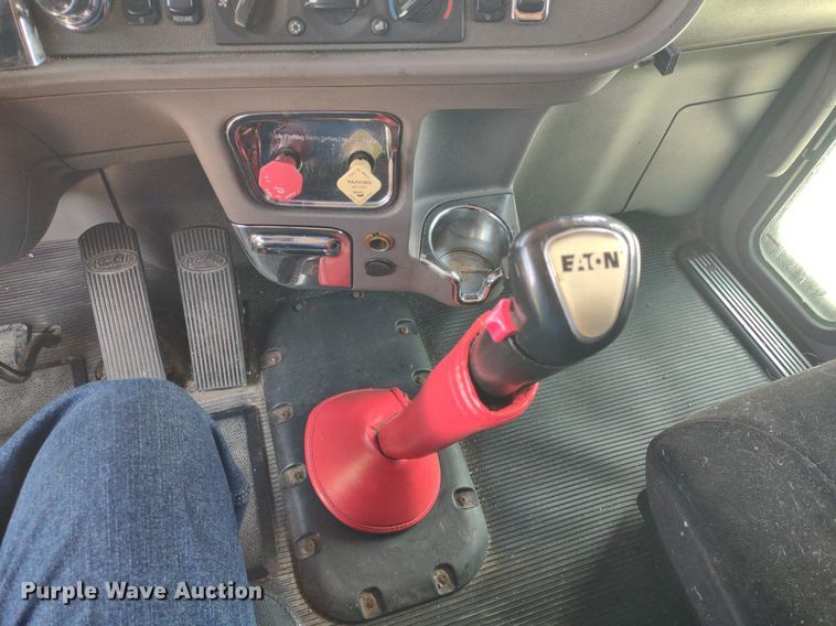 image for item LL9055 2013 Peterbilt 386  semi truck