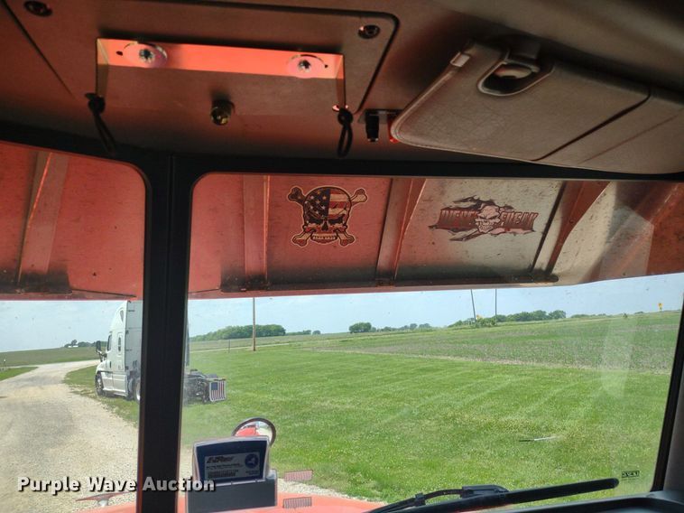 image for item LL9055 2013 Peterbilt 386  semi truck