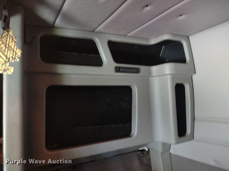 image for item LL9055 2013 Peterbilt 386  semi truck