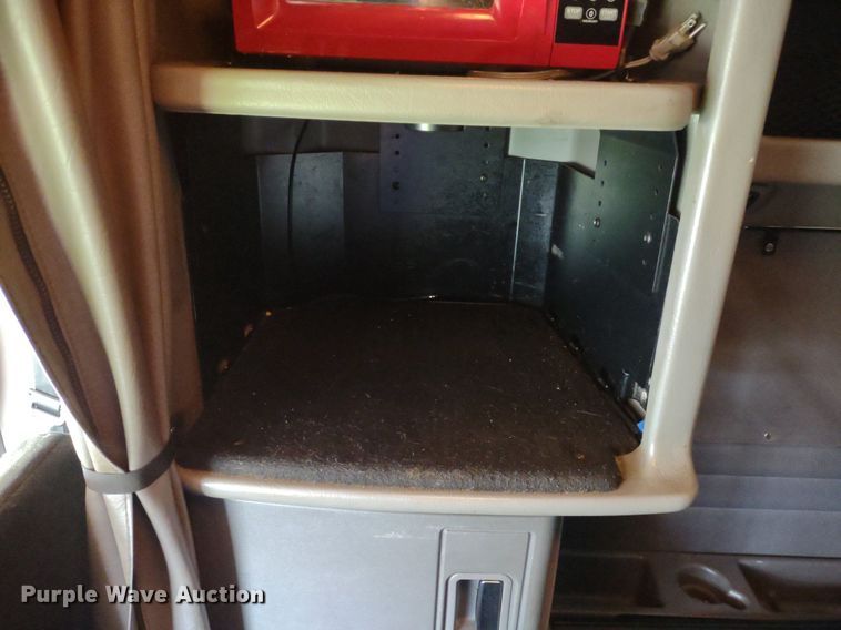 image for item LL9055 2013 Peterbilt 386  semi truck