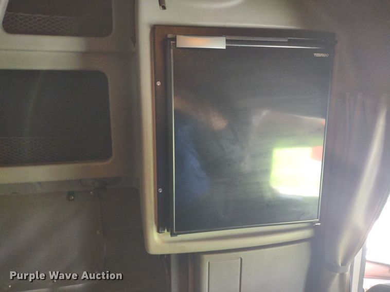 image for item LL9055 2013 Peterbilt 386  semi truck