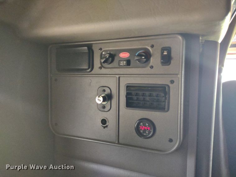 image for item LL9055 2013 Peterbilt 386  semi truck