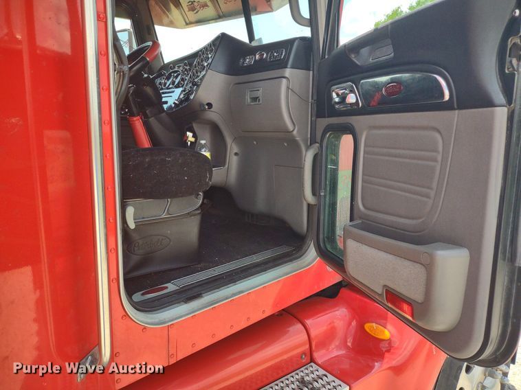 image for item LL9055 2013 Peterbilt 386  semi truck