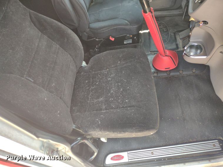 image for item LL9055 2013 Peterbilt 386  semi truck