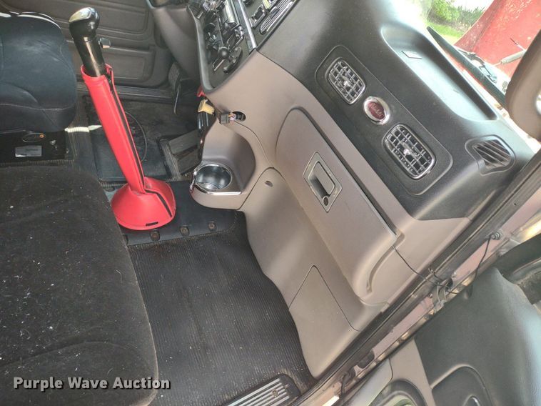 image for item LL9055 2013 Peterbilt 386  semi truck