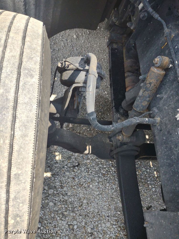 image for item LL9055 2013 Peterbilt 386  semi truck