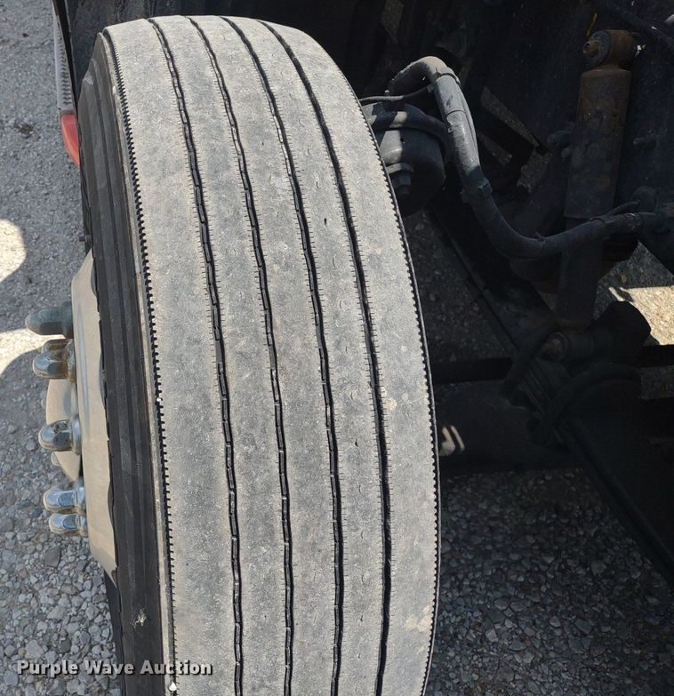 image for item LL9055 2013 Peterbilt 386  semi truck