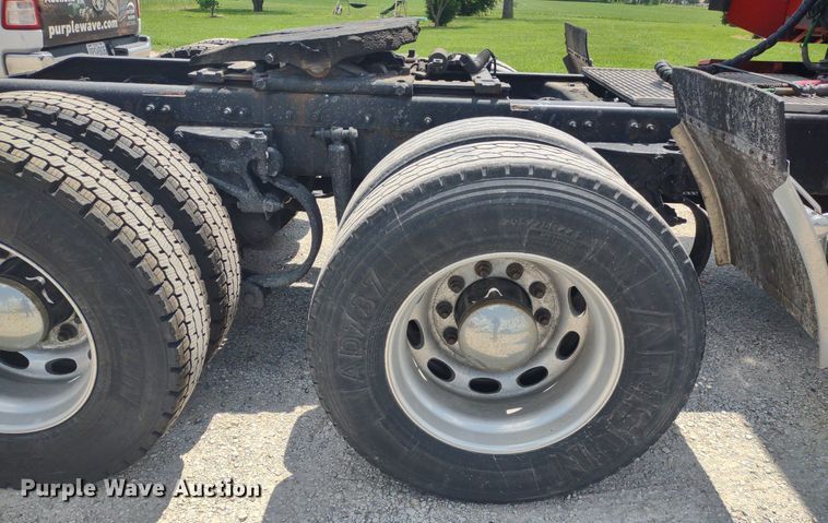 image for item LL9055 2013 Peterbilt 386  semi truck