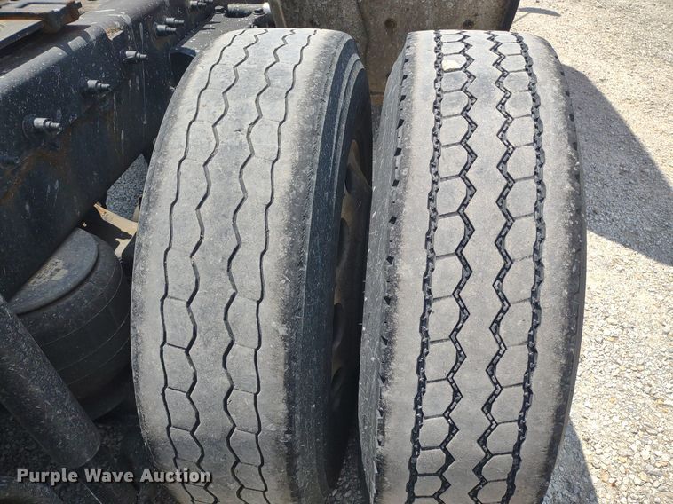 image for item LL9055 2013 Peterbilt 386  semi truck