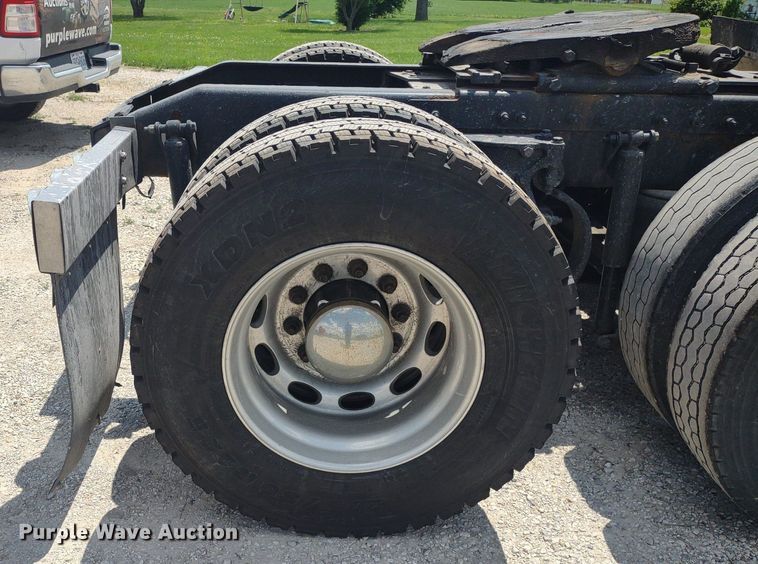 image for item LL9055 2013 Peterbilt 386  semi truck