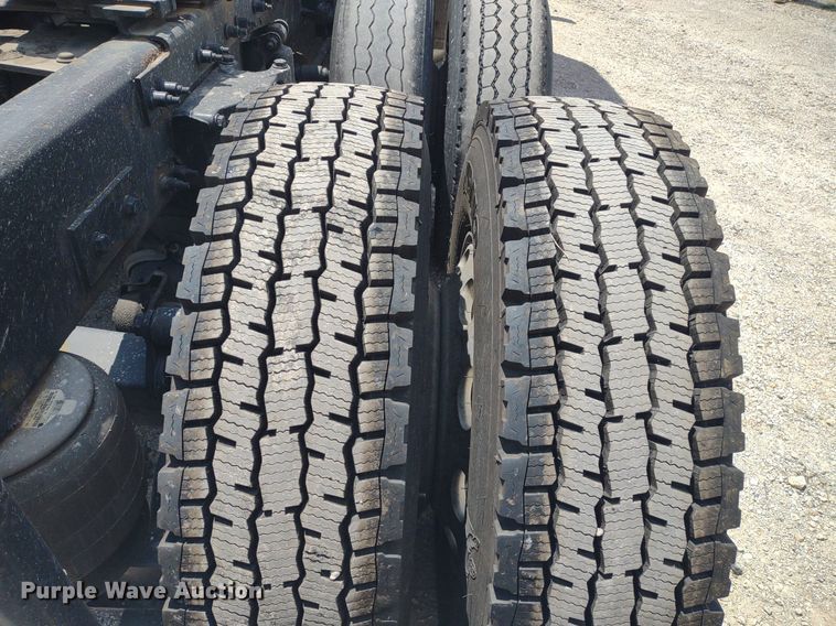 image for item LL9055 2013 Peterbilt 386  semi truck