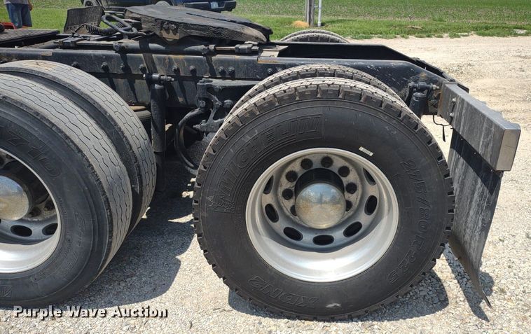 image for item LL9055 2013 Peterbilt 386  semi truck