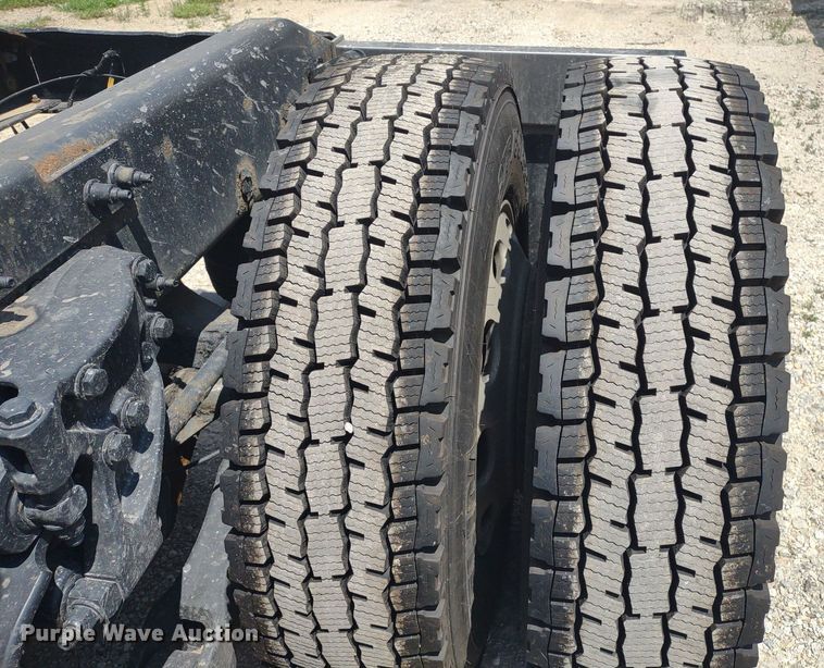 image for item LL9055 2013 Peterbilt 386  semi truck