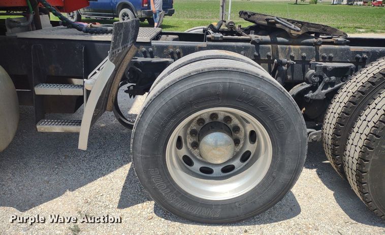 image for item LL9055 2013 Peterbilt 386  semi truck