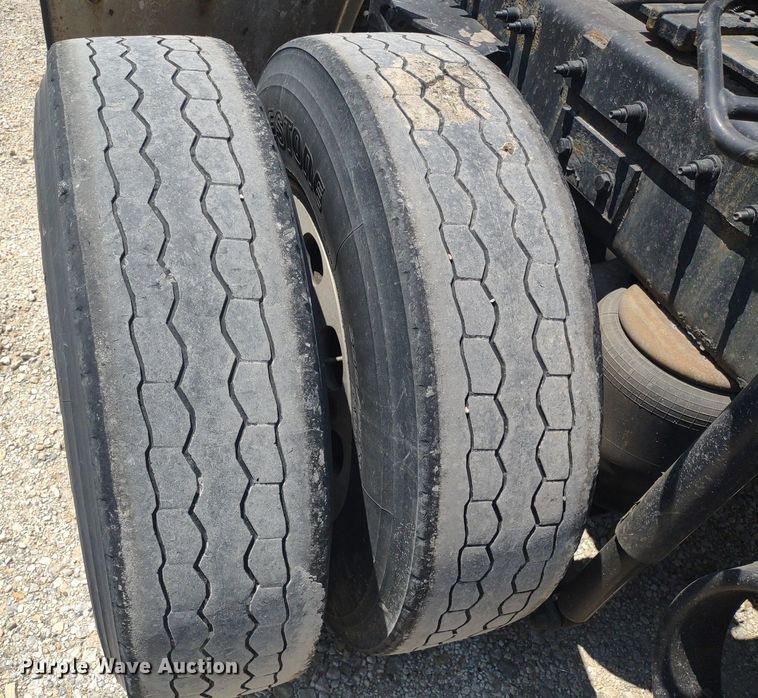 image for item LL9055 2013 Peterbilt 386  semi truck