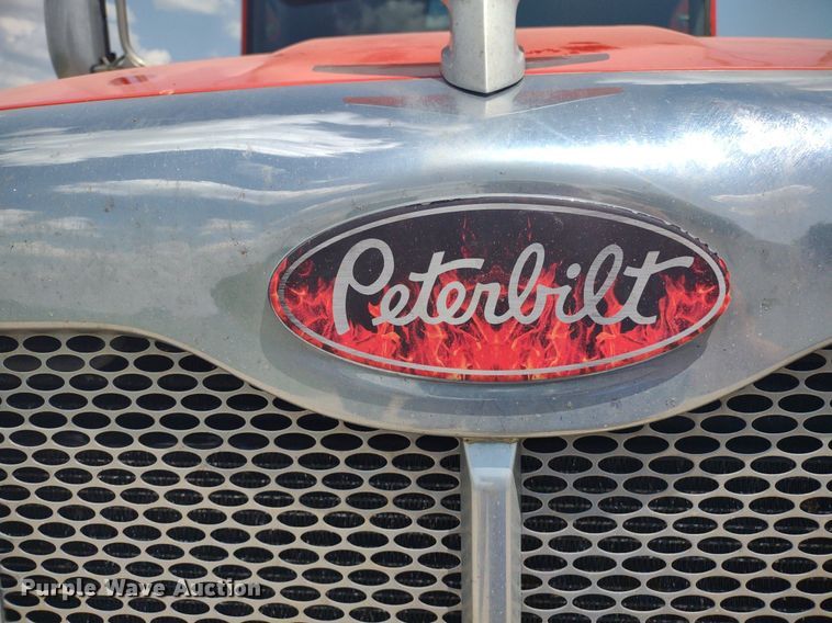 image for item LL9055 2013 Peterbilt 386  semi truck