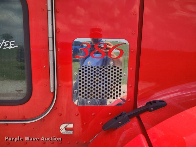 image for item LL9055 2013 Peterbilt 386  semi truck