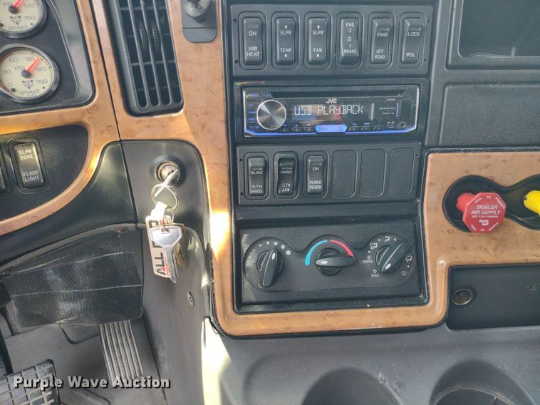 image for item LL9056 2014 International ProStar 122  semi truck