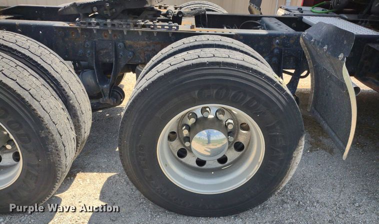 image for item LL9056 2014 International ProStar 122  semi truck