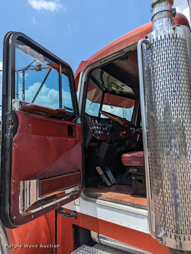 image for item LM9792 1991 Peterbilt 379  semi truck