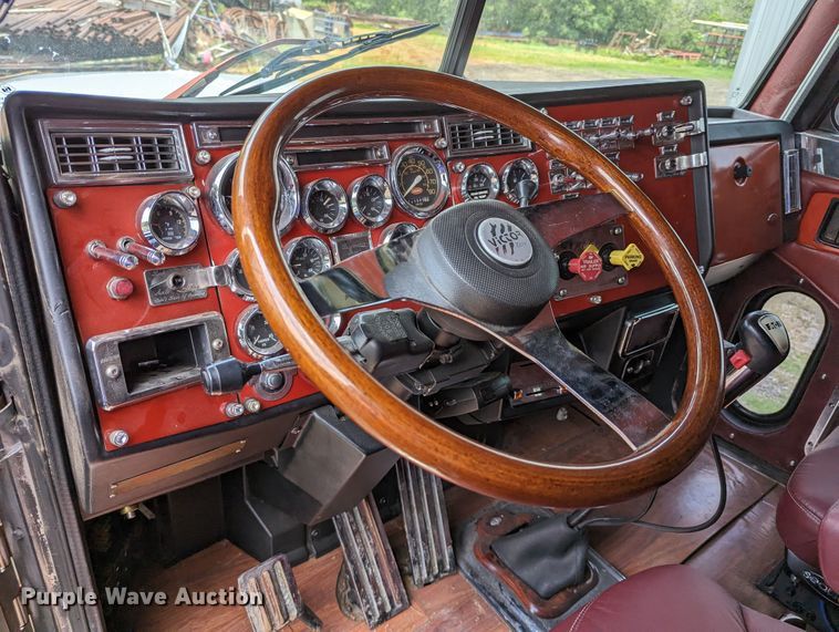 image for item LM9792 1991 Peterbilt 379  semi truck