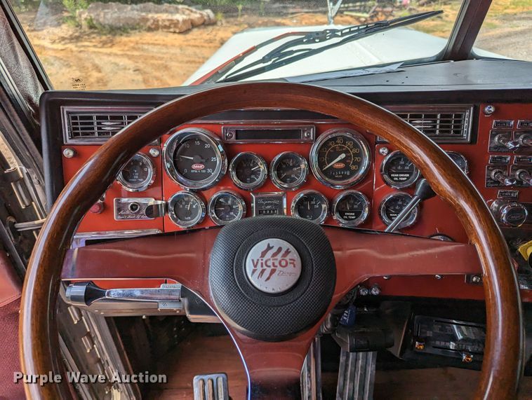 image for item LM9792 1991 Peterbilt 379  semi truck