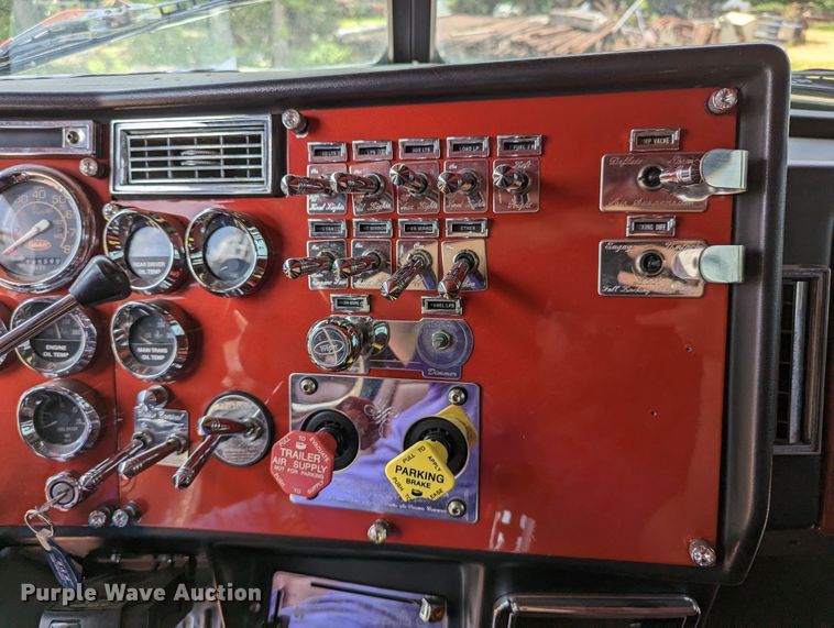 image for item LM9792 1991 Peterbilt 379  semi truck