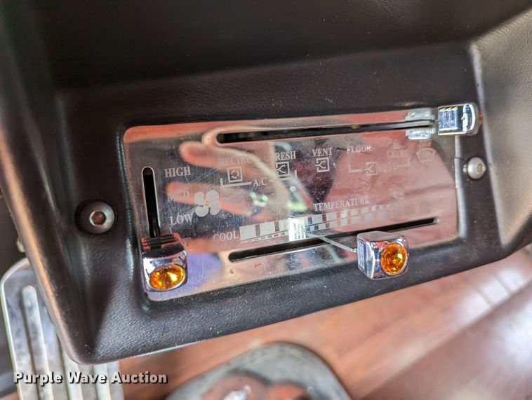 image for item LM9792 1991 Peterbilt 379  semi truck