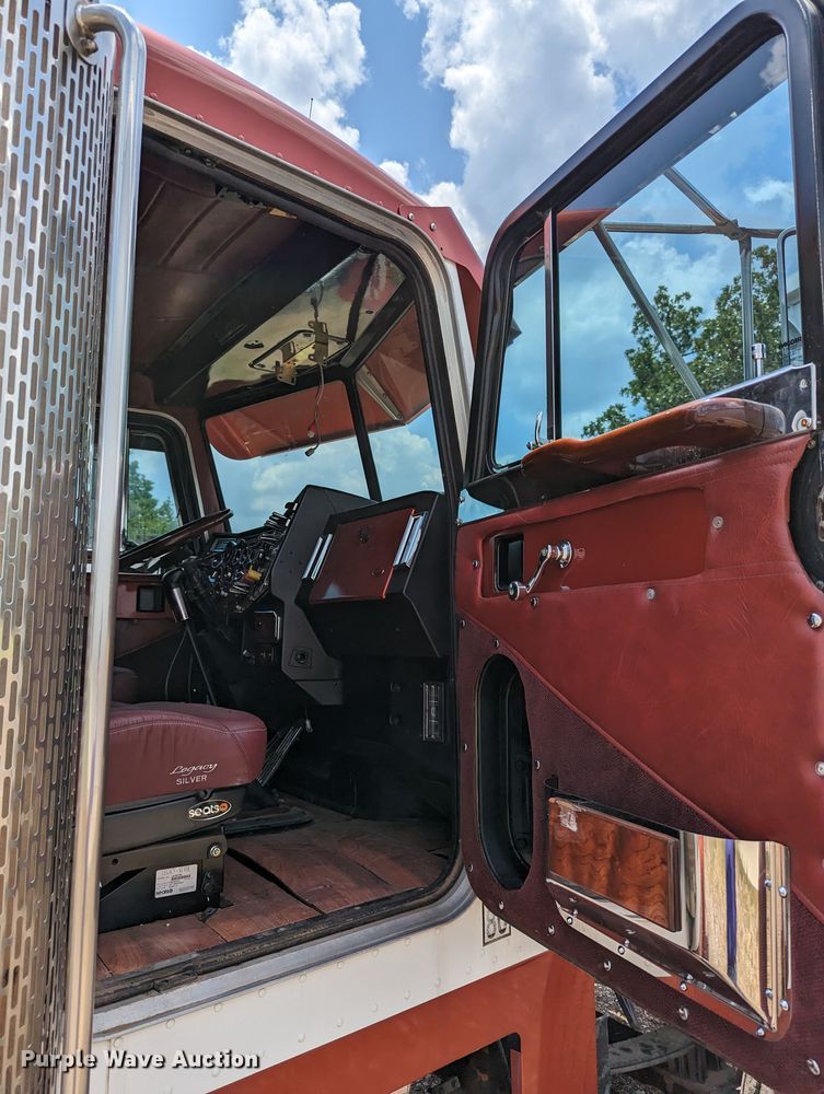 image for item LM9792 1991 Peterbilt 379  semi truck