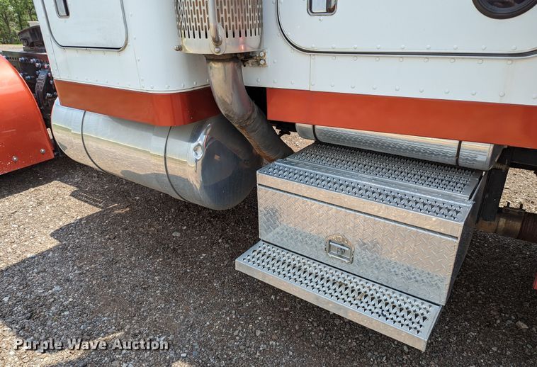 image for item LM9792 1991 Peterbilt 379  semi truck